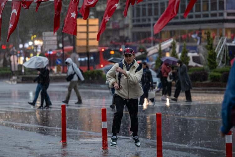 <p><strong>ESKİŞEHİR °C,</strong></p>
<p> </p>
<p>35°C Az bulutlu, zamanla parçalı bulutlu, öğle saatlerinde sonra yerel sağanak ve gök gürültülü sağanak yağışlı</p>
<p> </p>
<p><strong>KONYA </strong>°C, 36°C Az bulutlu, zamanla parçalı bulutlu, öğle saatlerinde sonra yerel sağanak ve gök gürültülü sağanak yağışlı</p>