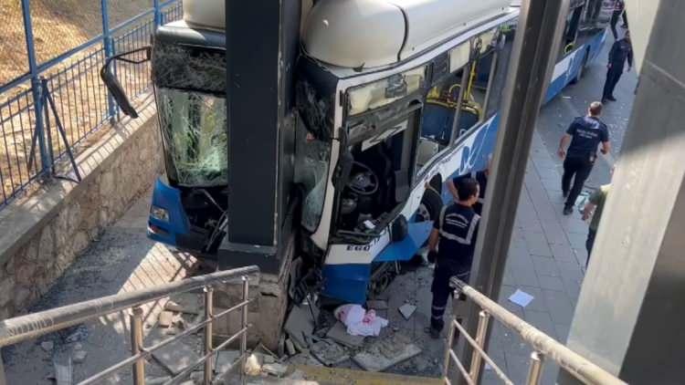 <p>Gülhane Eğitim ve Araştırma Hastanesi yakınlarında seyir halindeki 06 DU 8319 plakalı EGO otobüsü, henüz belirlenemeyen nedenle önünde bulunan 06 DL 0736 plakalı hafif ticari araca çarptı.</p>