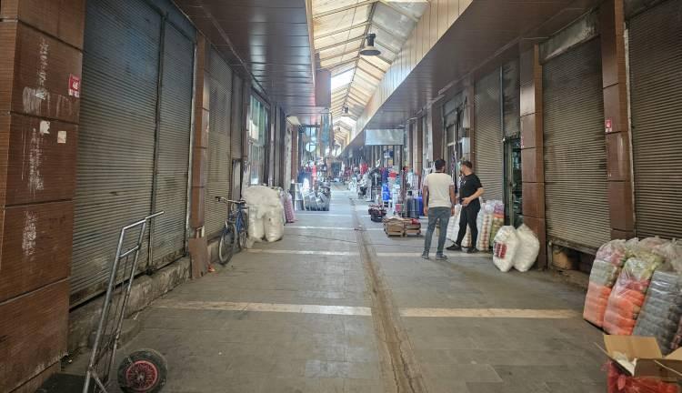 <p>Vatandaşlar, gündüz saatlerini evlerinde geçirirken, esnaf da öğle saatlerinde (12.00–17.00) dükkanlarını kapatarak dinlenmeyi tercih ediyor. </p>