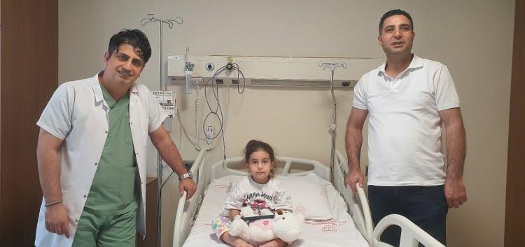 <p><span style="color:rgb(33, 37, 41)">Mahmut ve İsmigül Nesim’in üçüncü çocuğu Berfin, mide bulantısı ve kusma şikayetiyle geçtiğimiz kış hastaneye götürüldü. Mevsimsel salgına bağlı olduğu düşünülerek ilaç tedavisiyle iyileşen küçük kızın ailesi, geçtiğimiz ay şikayetlerin tekrarlaması üzerine bu kez Çam ve Sakura Şehir Hastanesi Acil Servise başvurdu.</span></p>