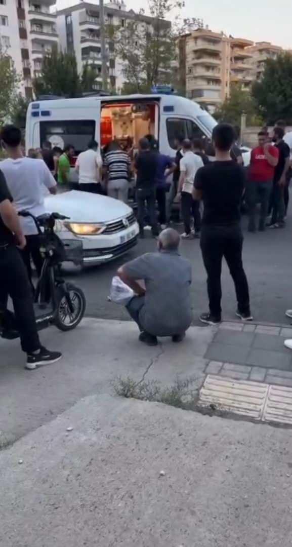 <p>Aralarında arazi anlaşmazlığı nedeniyle husumet bulunan iki akraba aile arasında çıkan tartışma, kısa sürede silahlı kavgaya dönüştü. </p>
