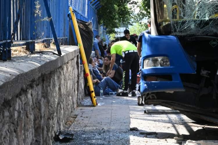 <p>Yoldan çıkan EGO otobüsü ise üst geçidin beton bariyerine çarptı.</p>