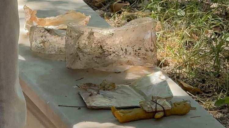 <p>Polisler, mezardan çıkan bebek, muska ve kağıtlara kriminal labaratuvarda incelenmesi amacıyla el koydu. Polis, kutuyu mezara gömen kişi ya da kişilerin tespiti için geniş çaplı çalışması başlattı.</p>