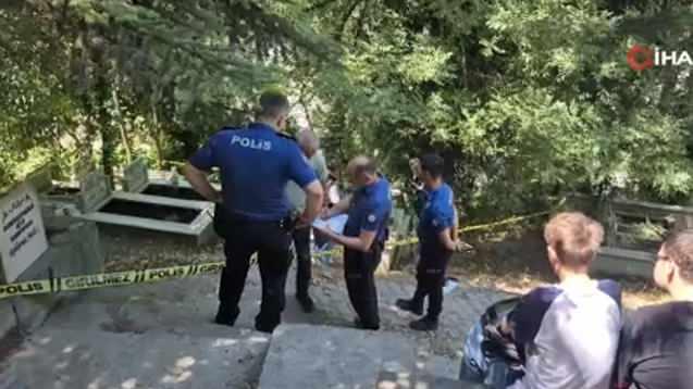 <p>Tekin, önce polise, ardından gazeteci kardeşi Halil Tekin'e haber verdi. Olay yerine gelen polis ve olay yeri inceleme ekipleri, mezar çevresine güvenlik şeridi çekti.</p>