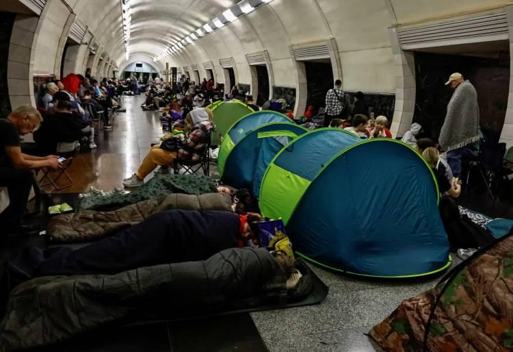 <p>Savaşın ilk günlerinden itibaren sığınak olarak kullanılan Kiev metro istasyonları, özellikle derinliği ve korunaklı yapısıyla dikkat çekiyor. </p>