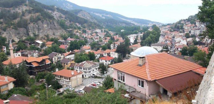 <p>Bolu'nun Mudurnu ilçesine bağlı Seyrancık Mahallesi ve Büyükcami Mahallesi'nde kaya düşmesi riski taşıyan alanlardaki yapılar için tahliye kararı alındı. AFAD ekiplerinin yaptığı son teknik incelemeler sonrası risk durumları ortaya koyuldu. </p>