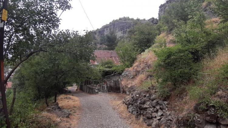 <p>Mudurnu Belediyesi'nin koordinasyonuyla yürütülecek tahliye kapsamında belirlenen yapıların 30 gün içerisinde boşaltılması gerektiği bildirildi. Belirtilen süre içinde tahliye işlemini gerçekleştirmeyen haneler hakkında ise yasal işlem başlatılacağı açıklandı.</p>
