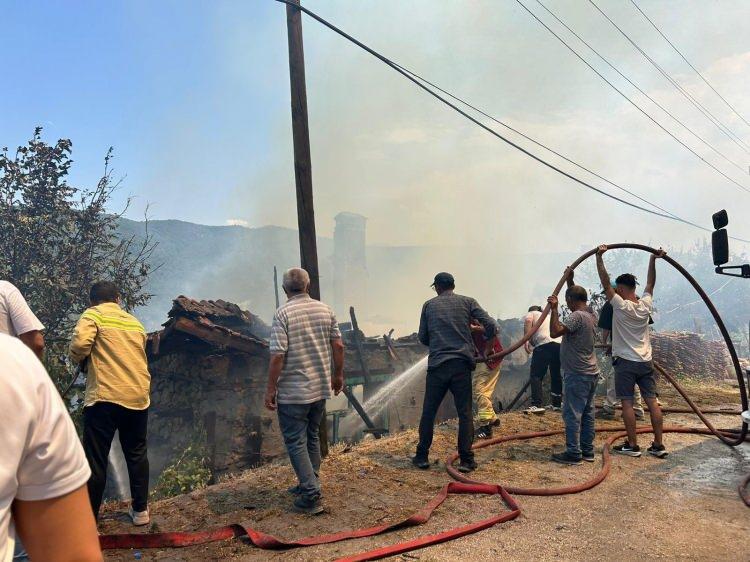 <p>Bu sırada mahalle sakinleri de alevlere müdahalede bulundu. Yangın bir süre sonra ise iki düğmeli eve sıçradı.</p>