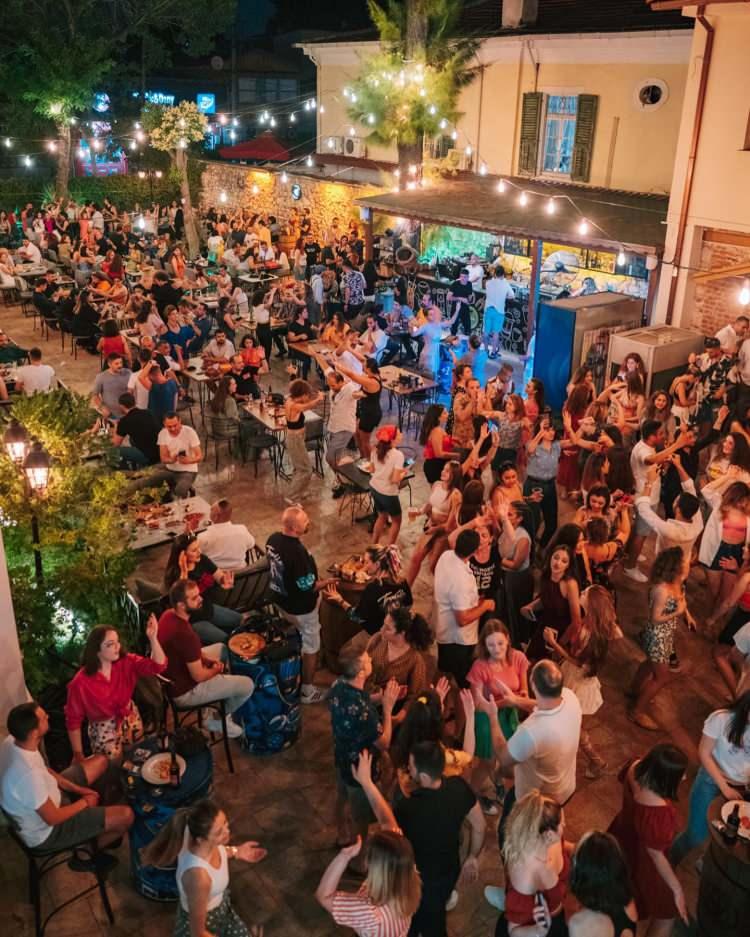 <p>Tarihi Pembe Köşk, <strong>içkili restoran ve gece kulübüne </strong>dönüştürüldü.</p>