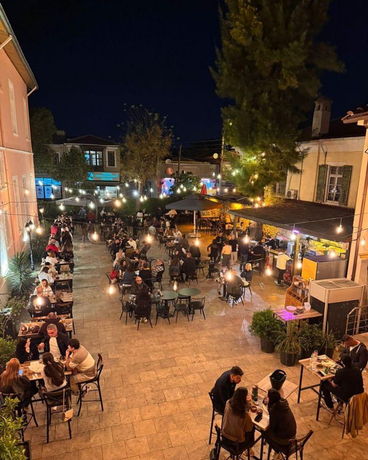 <p>Buca Belediyesi iştiraki <strong>BUCAMAR </strong>tarafından işletilen meyhaneye, Buca’nın Batı literatüründeki eski isimlerinden ‘<strong>Boudja</strong>’ ismi verildi.</p>
<p> </p>
<p> </p>
<p> </p>