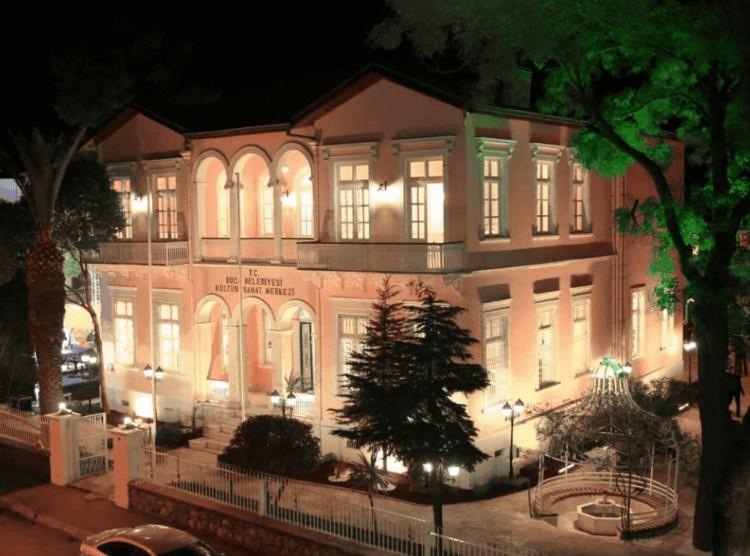 <p>18 Kasım 2015 tarihinde <strong>Buca Belediyesi Kültür ve Sanat Merkezi</strong> olarak kullanılmaya başlanan malikanenin bahçesinde restoran ve kafe açılmıştı.</p>

<p> </p>
