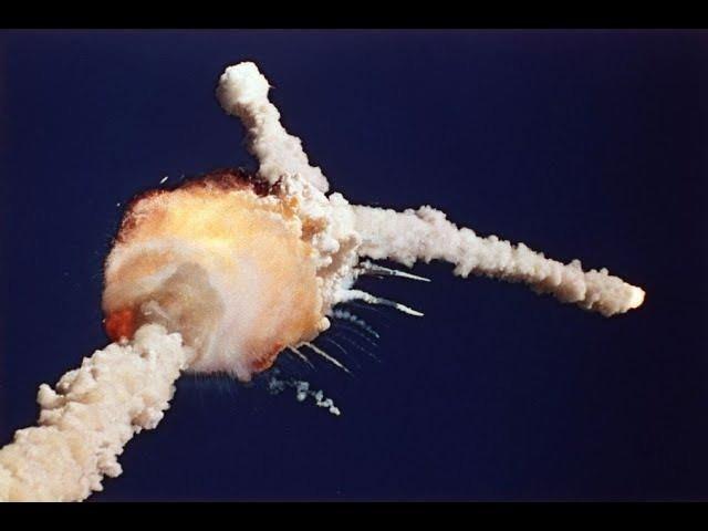 <p><span style="color:#B22222"><strong>Challenger Uzay Mekiği patlaması</strong></span></p>
<p> </p>
<p> </p>
<p>1986’da NASA’nın Challenger mekiği kalkıştan kısa süre sonra infilak etti. </p>
<p>Binlerce öğrenci o anı canlı izledi. Umut yerini şoka bıraktı. </p>
<p>Çocuklara yeterli açıklama yapılmaması uzun süre tartışıldı.</p>