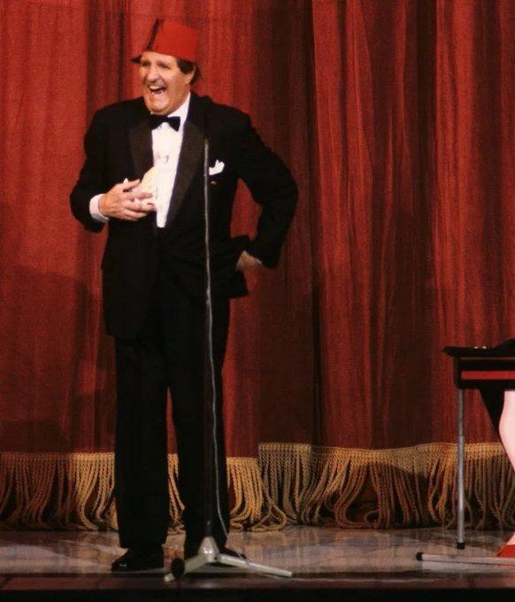 <p><span style="color:#B22222"><strong>Komedyen Tommy Cooper’ın canlı yayında ölümü</strong></span></p>
<p> </p>
<p>İngiliz komedyen Tommy Cooper, TV programında bayıldı. Seyirciler önce şaka sandı, ama reklam arasında durum ciddiyet kazandı. </p>
<p>Sahneyle gerçek arasındaki ince çizgi acı şekilde ortaya çıktı.</p>