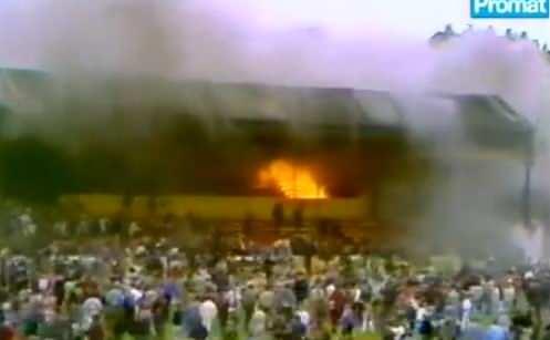 <p><span style="color:#B22222"><strong>1985 Bradford City Stadyumu yangını</strong></span></p>
<p> </p>
<p>1985’te İngiltere Bradford’daki Valley Parade Stadyumu yangını, futbol tarihine kara leke oldu. </p>
<p>Kısa sürede yayılan yangında 56 kişi öldü, yüzlerce yaralandı. Olay stadyum güvenliği düzenlemelerini değiştirdi.</p>