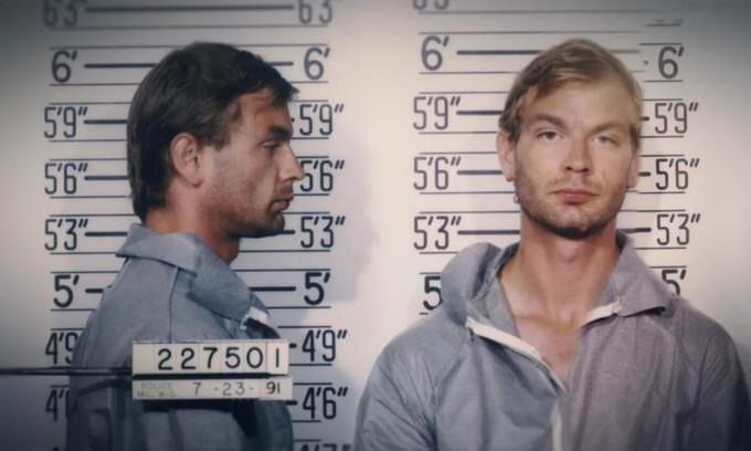 <p><span style="color:#B22222"><strong>Jeffrey Dahmer olayı</strong></span></p>

<p> </p>

<p>Jeffrey Dahmer’ın korkunç suçları ve evinden çıkan kalıntıların televizyonda yayınlanması, medyanın etik sınırları ve toplumun şiddete duyarsızlığı konusunda büyük tartışmalar yarattı.</p>
