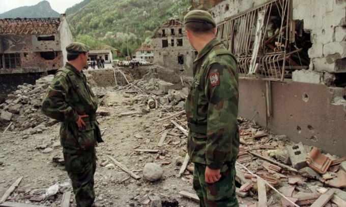 <p><span style="color:#B22222"><strong>Yugoslavya İç Savaşı sırasında canlı yayınlanan keskin nişancı cinayeti</strong></span></p>

<p> </p>

<p>1990’ların sonlarında Eski Yugoslavya iç savaşında, Fransa’daki haber kanalları savaşın gerçekliğini yansıttı. </p>

<p>Bir yayında adamın keskin nişancı tarafından vurulması canlı gösterildi.</p>
