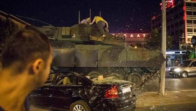 <p>FETÖ, bundan 9 yıl önce 15 Temmuz gecesi darbe girişiminde bulundu.</p>
<p>Türk demokraki tarihinin en kanlı günlerinden biri olan darbe girişiminde asker ve sivil 253 kişi şehit oldu, 2 bin 196 kişi ise yaralandı. </p>