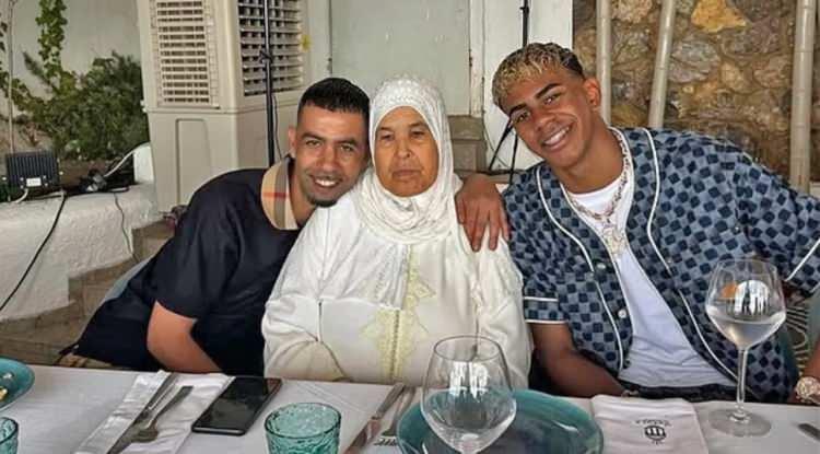 <p>Partiye, üblü ismin ailesi ve arkadaşları katıldı.</p>