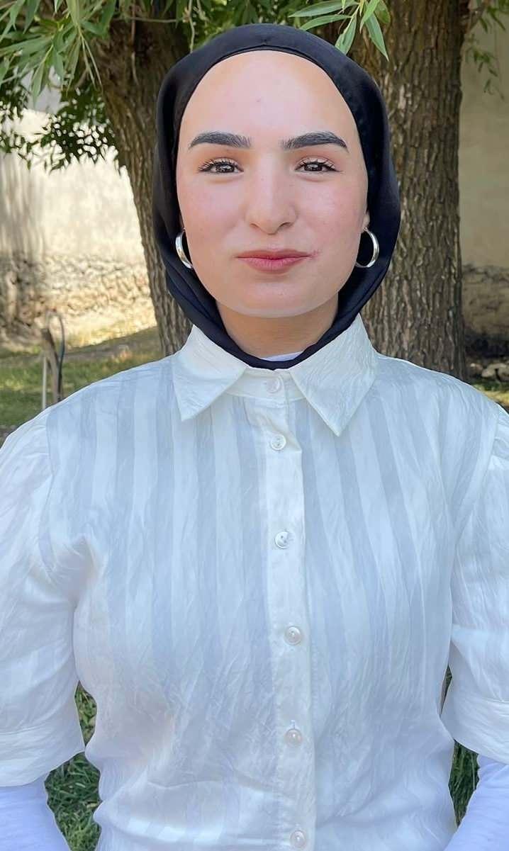 <p>Hedefim, yurt dışında yapay zeka destekli yazılım mühendisliği okumak olduğunu söyleyen Çimen, <strong>"Ekonomik özgürlüğümü kazanmak ve kendi ayaklarım üzerinde durmak istiyorum." </strong>diye konuştu.</p>
