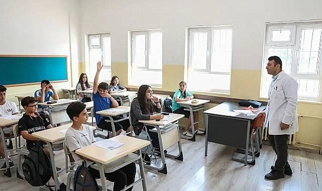 <p>İl milli eğitim müdürlükleri bünyesinde kurulan "İl Proje Okulu Değerlendirme Komisyonu" ve "İl Proje Okulu Teklif Komisyonu" ile ilgili genel müdürlükler bünyesinde kurulan "Bakanlık Proje Okulu Tespit Komisyonu" aracılığıyla başvuru sürecinin daha sağlıklı yürütülmesi amaçlanarak, veriye dayalı başvuru süreci oluşturuldu.</p>
<p> </p>