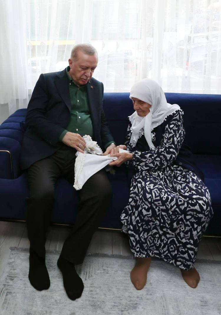 <p><strong>BİRİKTİRDİĞİ PARALARI TESLİM ETTİ</strong></p>
<p>Bir süre sohbet ettiği Gülşen, Cumhurbaşkanı Erdoğan'a, bir miktar para biriktirdiğini ve bunu Filistin'deki çocuklara ulaştırmak istediğini söyledi.</p>
<p><strong>ERDOĞAN'DAN TALİMAT</strong></p>
<p>Bunun üzerine Özel Kalem Müdürü Hasan Doğan'a talimat veren Cumhurbaşkanı Erdoğan, paranın bağış yoluyla Filistin'deki çocuklara ulaştırılmasını istedi.</p>