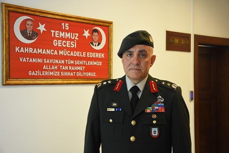 <p>Darbecilere karşı koyarken bacağından ve vücudunun çeşitli yerlerinden vurulan, karaciğeri hasar gören, parmağı kopan, dalağı delinen, kaburgaları kırılan Ala, darbe girişimine karşı gösterdiği yararlılık dolayısıyla Devlet Övünç Madalyası ile taltif edildi.</p>
<p> </p>
<p> </p>