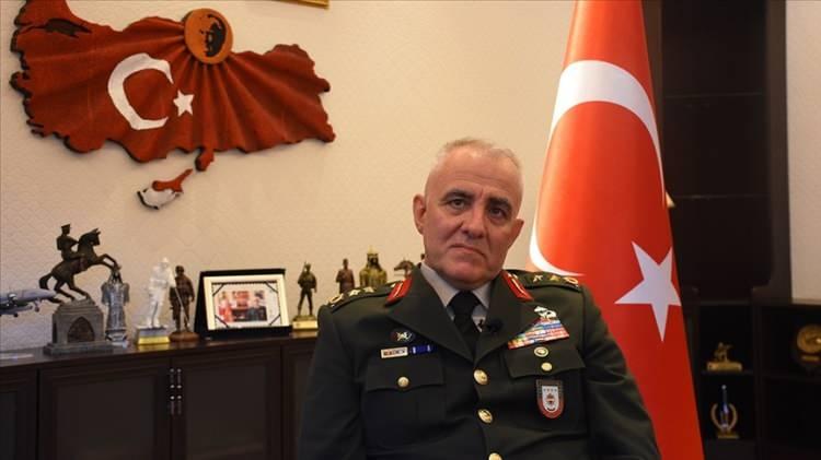 <p>FETÖ’nün darbe girişiminde vücuduna isabet eden 8 kurşuna rağmen İstanbul'da kışlasını darbecilere teslim etmeyen Samsun Garnizon Komutanı Gazi Tümgeneral Davut Ala, yaşadıklarını ve duygularını yürek yakan sözlerle anlatmış. Geçtiğimiz yıl 15 Temmuz'un yıl dönümünde konuşan Ala, ''Yanımdaki uzman çavuş arkadaş dedi ki 'Komutanım silah tutukluk yapmamış parmağınıza bakın' dedi. Parmağım düşmüş parmak yok yani onun için ateş edemiyorum.'' ifadelerini kullanmıştı. </p>