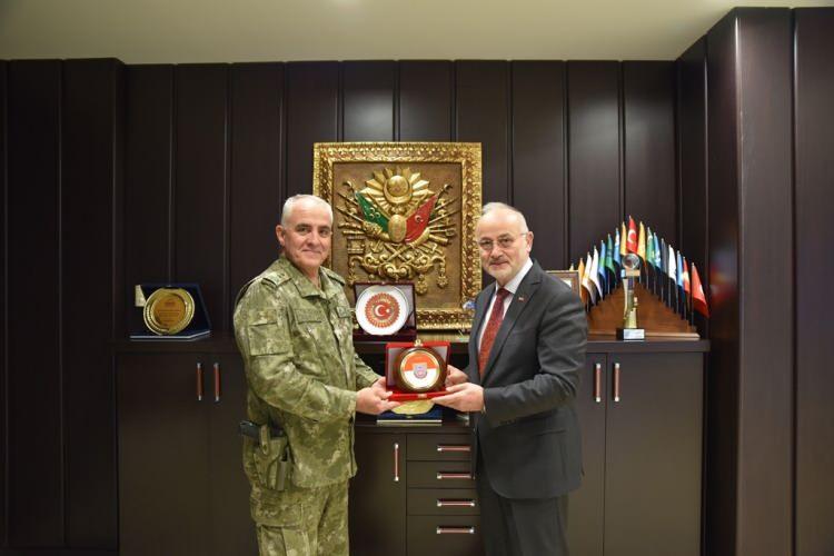 <p>Ertürk'e, "Komutanım" diye bağırdığını ancak sesinin çıkmadığını gözyaşlarıyla anlatan Ala, sözlerini şöyle sürdürdü:</p>
<p> </p>
<p> </p>