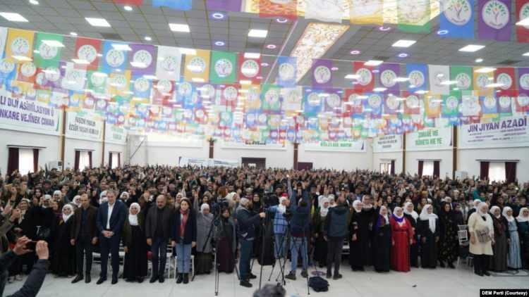 <p>Parti kaynaklarından edinilen bilgilere göre, ekim ayında yapılması planlanan olağan kongrede, hem örgüt yapısında hem de parti kimliğinde radikal değişiklikler gündeme gelebilir.</p>

<p> </p>
