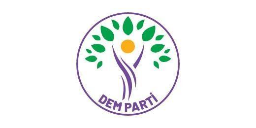 <p>Parti içinde yapılan görüşmelerde <strong>"Yeni bir dönemse, her şey tartışılabilir. Neden yeni bir isim de olmasın?" </strong>görüşü ön plana çıkıyor. </p>
<p> </p>