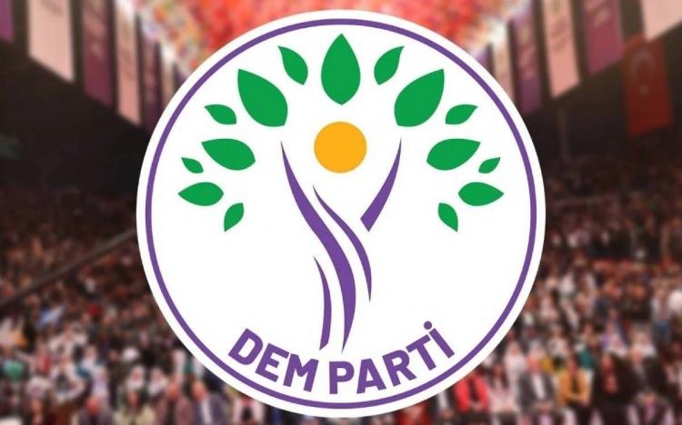<p>Parti kaynakları, bu isimle ilgili olarak <strong>"Daha demokratik bir ülke yaratabilmenin mücadelesini vermek istiyoruz" </strong>diyerek olumlu sinyaller verdi.</p>
<p> </p>