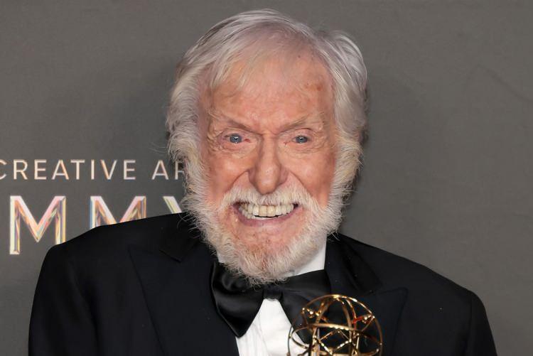 <p><span style="color:#000000"><strong>70 yılı aşkın bir süredir Hollywood'un en sevilen yapımlarına imza atan dünyaca ünlü komedyen ve aktör Dick Van Dyke, 99 yaşında olmasına rağmen enerjik yaşam tarzıyla sanat dünyasına örnek oluyor.</strong></span></p>