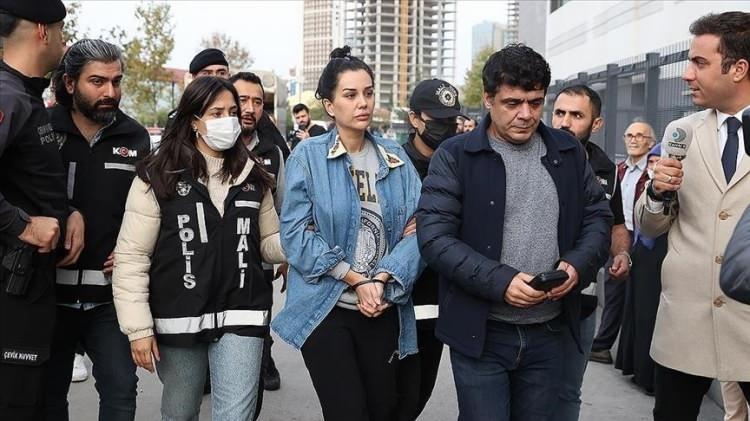 <p> Ancak Polat ailesinin gözaltına alınması ve şirketlerine kayyum atanması üzerine şube işletmeye açılamadı. Aktaş'ın verdiği bu çekler ise iade edilmeyerek başka ticari işlemlerde kullanıldı</p>
<p> </p>