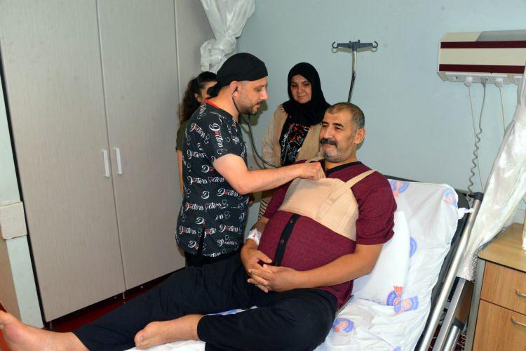 <p><span style="color:#A52A2A"><strong>PIHTILAR ZAMAN İÇİNDE KİTLEYE DÖNÜŞTÜ</strong></span></p>
<p>Aziz Karabörk’ün çocukken geçirdiği ateşli hastalığın kalbinde ritim bozukluğuna neden olduğunu belirten Doç. Dr. Mehmet Kirişci, bunun sonucunda da kalp içerisinde pıhtı oluşmaya başladığını söyledi.</p>
<p> </p>
<p> </p>