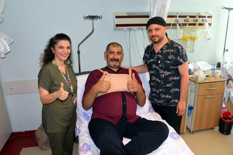 <p>Ameliyatı yapan Mehmet Kirişci ve ekibinin de şaşırdığı kitlenin alınması ve kalp kapağının değiştirilmesi 7 saat sürdü. </p>
