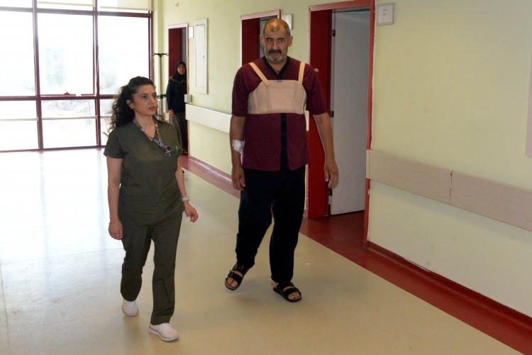 <p>Pıhtının zamanın da fark edilmediği taktirde büyüyüp kitle haline geldiğini kaydeden Kirişci, şöyle devam etti:</p>

<p> </p>

<p><strong>"Bu hastamızda da bu büyüme esnasında bu kopan pıhtılar beynine ya da vücuduna herhangi bir organa ataraktan ciddi bir ölüm de dahil olmak üzere, felç de olmak üzere birtakım ciddi problemler oluşturabilir. </strong></p>

<p> </p>

<p><strong>Şimdi bu hastamız tedavi süreci içerisinde pıhtının ileri derecede büyümesine yaklaşık 10 santimetreye ulaşmasına kadar tedavi içerisine alınmamış. Bu ilerleme süreci içerisindeki pıhtılar kopup da felç gibi, ölüm gibi tablolar oluşturabilecekken oluşturmadan mucizevi bir şekilde yaklaşık 10 santimetreye ulaşana kadar fark edilmeden büyümüş. </strong></p>

<p> </p>

<p><strong>Bu aşamada bu pıhtılar orad</strong><strong>an kopup atmış olsaydı şayet ölüm tablosu oluşabilirdi. Dolayısıyla biz bu hastamızın tanısını koyduk ve ameliyata aldık.  Ameliyatta romatizmal olarak oluşan kalp kapağı taşlaşmış şekildeydi. Onu çıkarttık ve açtığımızdaki en önemli şey kalbin içerisindeki sol tarafında tamamen içini dolduran ve parçalı bir şekilde oluşmuş totalin de 10 santime ulaşan 250 grama ulaşan bir ağırlıkta bir pıhtı oluştuğunu gördük.</strong></p>

<p> </p>

<p><strong>Bu kalbin içerisinde bu aşamaya kadar gelmiş olması ve hayatta kalmış olması bu hasta için mucizevi bir olay. Pıhtıları çıkarırken kalbin içerisine yeni bir zar oluşturduğunu gördük. Hani bu olayın büyüme aşamasına kadar ne kadar geç kalındığının göstergelerinden birisi. Hem oluşan bu pıhtı zarını aynı zamanda da pıhtıların hepsini tamamen çıkarttık ve temizledik."</strong></p>

