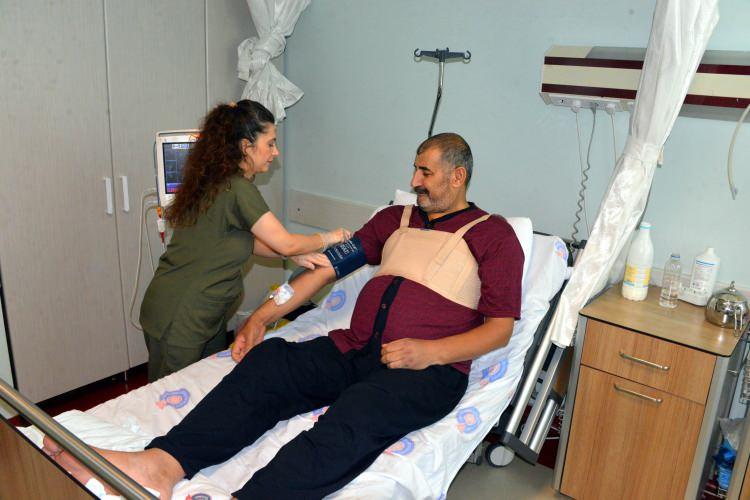 <p>Bunun üzerine Karabörk ameliyata alındı. Kalp kapağı açıldığında Aziz Karabörk’ün kalbinin içindeki kitlenin tahminlerden daha büyük olduğu ortaya çıktı.</p>