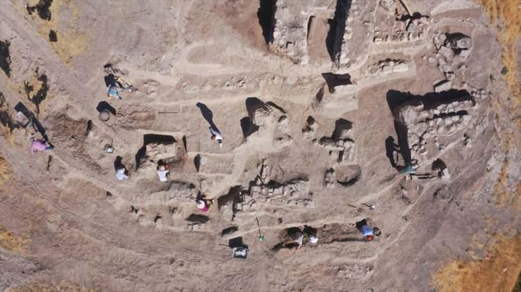 <p>Bu yıl, yaklaşık 35 metre yüksekliğe ve 210x160 metrelik alana sahip kale ve höyüğün 80-81 No'lu karelaj alanında yapılan kazı çalışmalarında, Geç Kalkolitik ve Erken Tunç dönemine ait tapınak alanı ortaya çıkarıldı.</p>