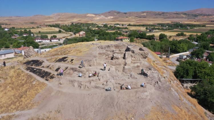 <p>Tapınak alanında "kan oluğu" olarak adlandırılan kanalda insan ve hayvan kemikleri ile üzerinde bıçak izleri olan sunak taşının bulunması, dönemin inanışına göre tanrılara ibadet için insan ve hayvan kurban edildiği şeklinde değerlendiriliyor.</p>