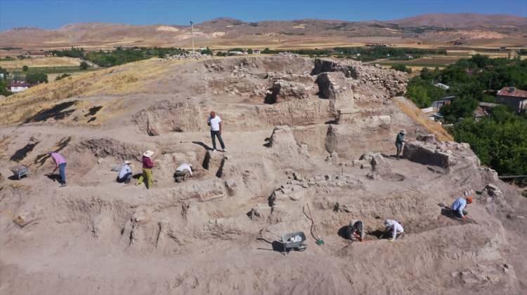 <p>Alanda ayrıca çeşitli duvar kalıntıları ile tanrılara hediye bırakmak için kullanıldığı düşünülen 4 podyum, kutsal ocak, tarımsal faaliyetlerde kullanılan damga mühür, Nahçıvan tarzı çanak ve çömlekler, ok uçları, ağırşak (yün ve ip eğirmede kullanılan alet), seramik parçaları gibi buluntulara ulaşıldı.</p>