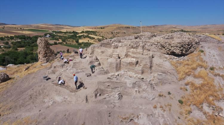 <p>Tadım Kalesi ve Höyüğü'nde geçen yıl başlatılan kazı çalışmalarında önemli buluntular ortaya çıkarıldığını ifade eden Demirdağ, bu yılki kazılarda da önemli bir değere ulaşıldığını belirtti.</p>