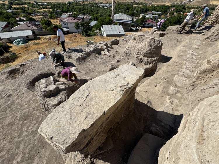 <p>Bunlar içerisinde günlük yaşamda kullanılan aletler, ok uçları, idoller (bir kült nesnesi olarak kullanılmak üzere taş, pişmiş toprak, kemik ve ahşap gibi malzemeden yapılan stilize heykelcikler) yani o dönemin sanatını ortaya koyan ürünler var. Bununla beraber tarımsal faaliyetlerde, hububatın değişiminde kullanılan bir çeç damga mührü elde ettik. Kutsal ocaklar, yine çok eski tarihlere dayalı çanaklar, özellikle Nahçıvan tarzı çanaklar bulundu. </p>