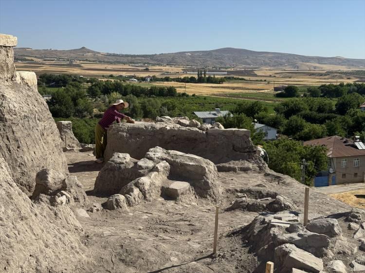 <p>Bu tarz kerpiç kullanılarak yapılan duvarların istila ve doğal afetlere karşı mekanları daha korunaklı hale getirdiğine işaret eden Demir, "Tadım Kalesi ve Höyüğü'nde 80-81 No'lu açmalar içerisindeki mekanlarda bitişik nizam yapılaşmayla birlikte bu dönemde kentleşmenin de arttığı belirgin bir şekilde görülmektedir." ifadelerini kullandı.</p>
