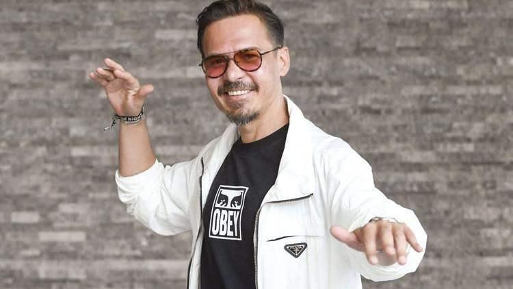 <p><span style="color:#000000"><strong>Türk pop müziğine damga vuran pek çok hit şarkıya imza atan ünlü DJ, aranjör ve besteci Erdem Kınay, Bodrum'da sahne aldı.</strong></span></p>