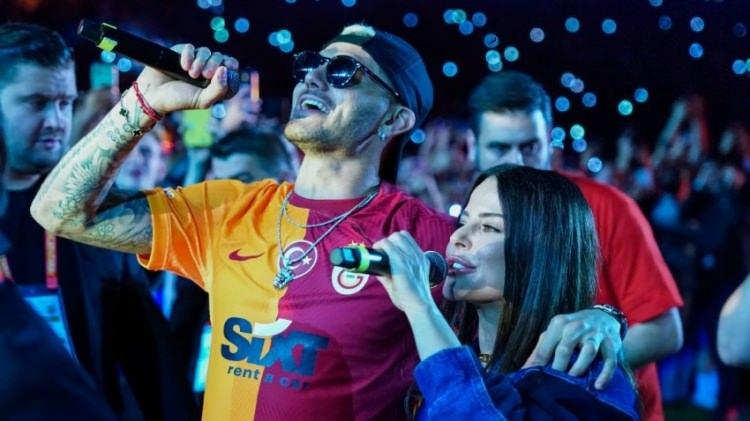 <p><span style="color:#000000"><strong>Son dönemlerin en çok dinlenen parçalarından biri haline gelen ve özellikle sarı-kırmızı taraftarların tribünlerde hep bir ağızdan söylediği "Aşkın Olayım"ı çalan Kınay, şarkının bitiminde dinleyicilere bir itirafta bulundu.</strong></span></p>