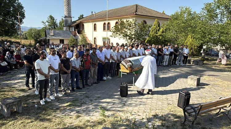 <p>Anlaşmalı boşanmayla eşinden ayrılan Erdinç Asan'ın, eşyalarını geri alabilmesi amacıyla verilen yaklaşık 3 haftalık izin nedeniyle Bartın'a geldiği kaydedildi. </p>