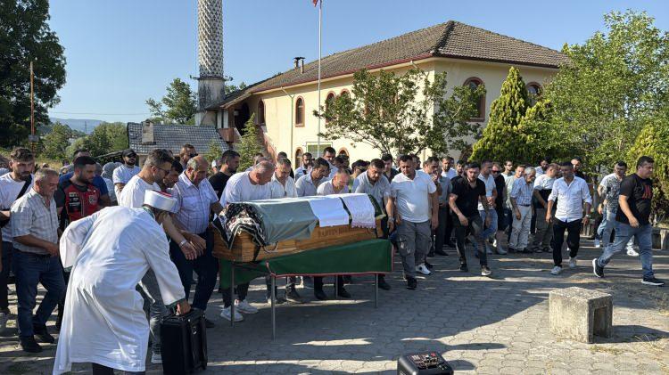 <p>Olay günü Fati Asan'ın evde olmadığını gören Erdinç Asan'ın, eski karısı ve üvey kızının geç vakitte dışarıdan gelmesi nedeniyle kıskançlık krizine girdiği ve aralarındaki tartışmanın daha da büyüdüğü ileri sürüldü. </p>
