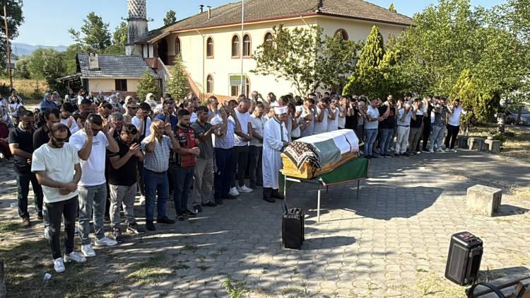 <p><span style="color:#A52A2A"><strong>ANLAŞMALI OLARAK BAŞANDILAR</strong></span></p>

<p>İstanbul'da yaşayan Erdinç Asan'ı öldürdüğü eski karısı ile yaklaşık 1 yıl önce evlendiği ve 2 hafta öncesinde ise anlaşmalı olarak boşandığı ortaya çıktı. </p>
