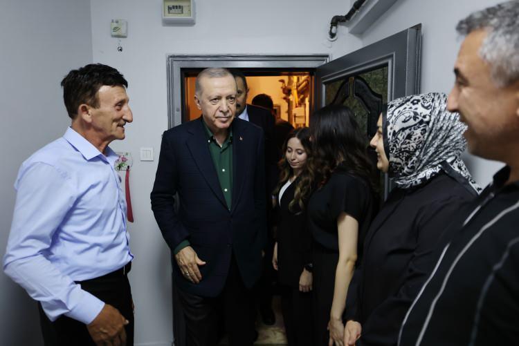 <p><span style="color:rgb(67, 67, 67)">Cumhurbaşkanı Recep Tayyip Erdoğan, 15 Temmuz'daki darbe girişimi sırasında iki oğlu ve damadı şehit olan Muzaffer Gülşen'i Kızılcahamam'da ziyaret etti.</span></p>