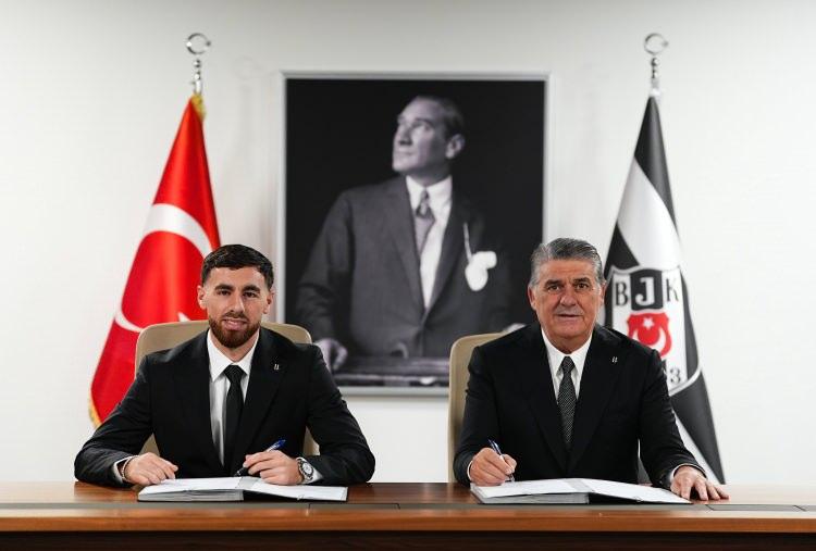 <p>Beşiktaş'ın yeni yıldızı Orkun Kökçü, Siyah-beyazlı takıma olan transferiyle 24 yaşında Türk futbol tarihine geçti.</p>